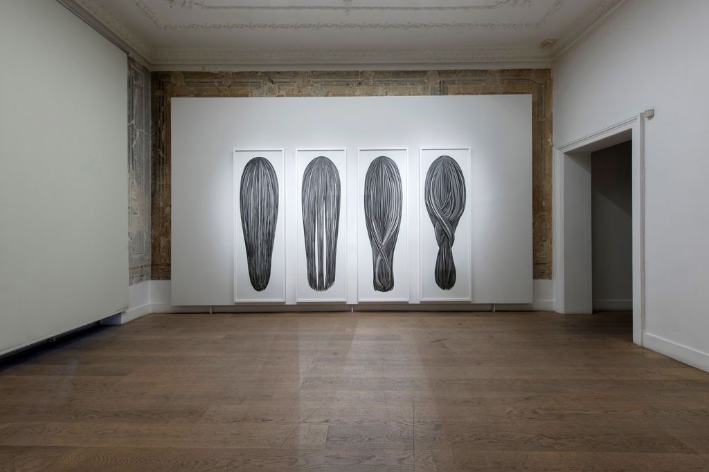 Ayça Telgeren Under my Skin sergisinden görünüm
