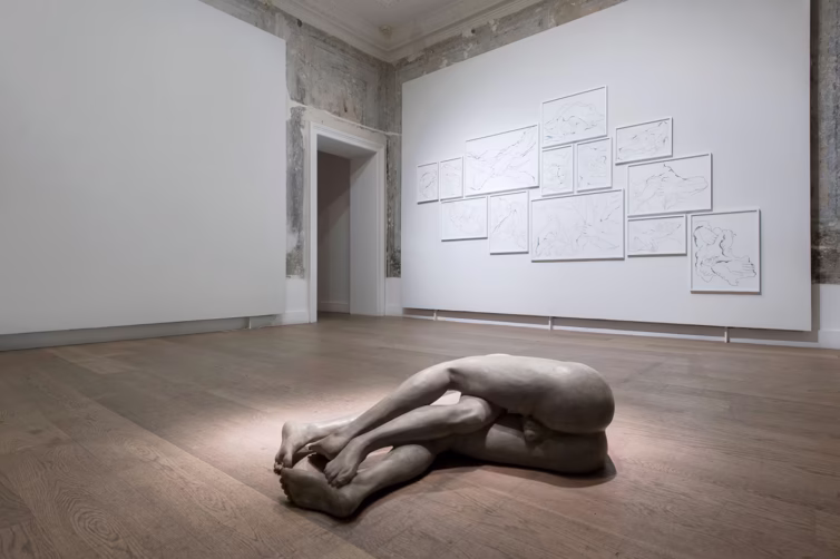 Ayca Telgeren Under My Skin sergisinden görünüm